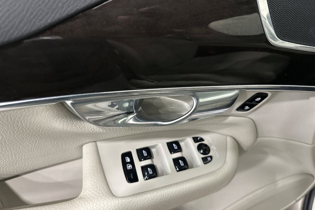 2017 Volvo XC90 T6 Momentum
