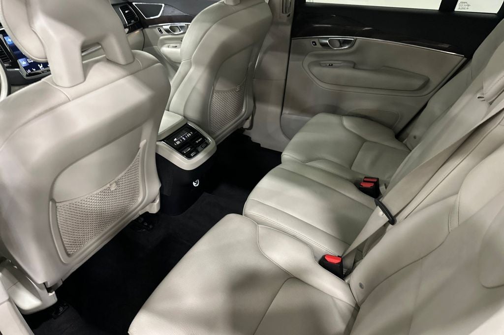 2017 Volvo XC90 T6 Momentum