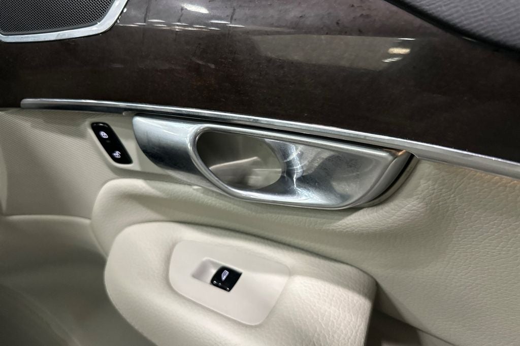 2017 Volvo XC90 T6 Momentum