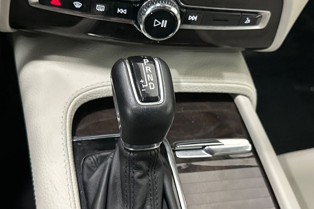 2017 Volvo XC90 T6 Momentum