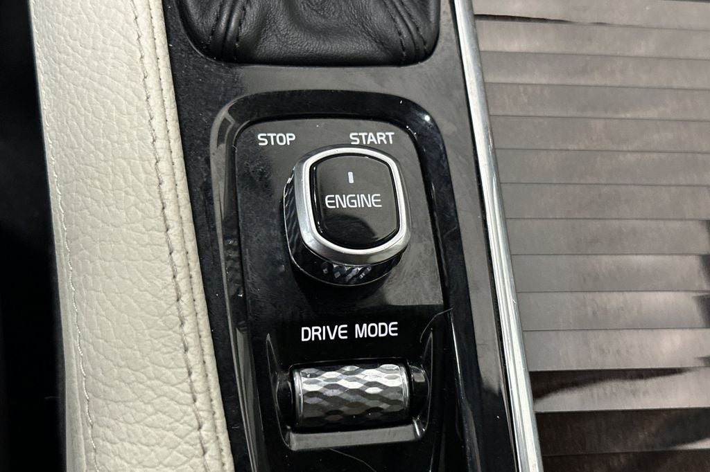 2017 Volvo XC90 T6 Momentum