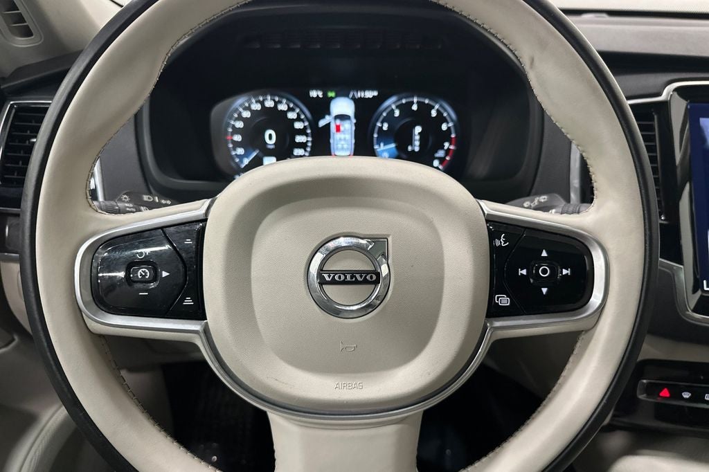 2017 Volvo XC90 T6 Momentum